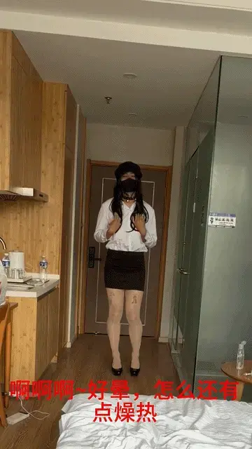 下班后被下药迷晕的OL~多次勒脖子、窒息昏迷，最后失禁 剧情+昏迷+窒息+勒死+冰恋+失禁+炮机 ​下班回家的云儿刚推开门，便感到一阵诡异的眩晕。桌上的饮料显然被动了手脚，她那纤细的身躯摇晃几下，肉丝美腿一软，整个人便瘫倒在床上，彻底迷晕过去。潜藏已久的邻居从阴影中走出，眼中满是压抑已久的狂热。他对这个可爱的小男娘OL垂涎已久，如今终于得手。<br><br>邻居粗暴地将云儿拖到床上，先是跪下捧起那双包裹在薄薄肉丝下的美脚，贪婪地揉捏、舔舐。丝袜的滑腻触感让他血脉贲张。玩弄片刻后，他将云儿平放在地上，取出早已备好的炮机，对准云儿粉嫩的后庭猛地插入。机器启动，粗大的假阳具开始高速抽插，发出湿润而激烈的撞击声。<br><br>剧痛将云儿从昏迷中惊醒，她勉强睁眼，惊恐地挣扎：“不……不要……啊！”话未说完，邻居的双手已狠狠掐住他的脖子。云儿双腿在肉丝包裹下无力踢蹬，很快便再次窒息昏迷。<br><br>终于，邻居再也按捺不住，将云儿抱上床铺，扯开裤子将滚烫xx狠狠捅入那已被炮机调教得红肿的后庭。“小骚货……你的身体真他妈紧……”他一边疯狂抽插，一边不时伸手掐住云儿的脖子。云儿痛苦地扭动着纤腰，肉丝美脚在床单上摩擦出细微声响。<br><br>慢慢清醒的云儿正想趁机逃跑，邻居眼中闪过残忍杀意。他狠狠勒住云儿细嫩的脖子，猛地收紧。“去死吧……你的尸体我也要好好玩！”云儿感受到死亡逼近，剧烈挣扎起来。双腿乱踢，肉丝脚趾绷得笔直，高跟鞋也被蹬掉，舌头伸出嘴角，发出“咕……咕……”的窒息哀鸣。身体剧烈抽搐中，她彻底失禁了，尿液失控喷洒而出，湿透自己的肉丝美腿。<br><br>邻居却更加兴奋直到云儿瞳孔放大，四肢僵硬，完全断气，成为一具冰冷尸体。随后，他毫不停歇地在尸体上继续奸淫，冰恋的快感让他彻底沉沦。那冰凉紧致的后庭和毫无反应的肉丝美脚，成为他最后的玩具。<br><br>为销毁痕迹，邻居将尸体拖进卫生间，摆成跪姿进行彻底灌肠清洗。。。。<br><br>定拍Q<span style='color:#b0b0b0;'>[隐藏文字，购买后可见]</span>