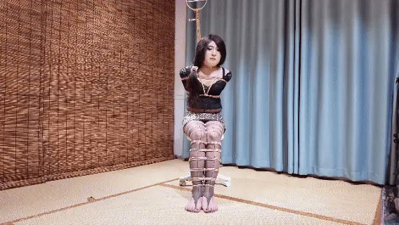 《定锁娘乳胶控制呼吸》穿着夹趾袜的锁娘全身捆绑在凳子上悠闲的坐着，接下来上道具直呼扛不住了，筷子夹舌强制流着口水，乳胶头套控制呼吸，全身极限被逼出来了，最后强制10厘米高跟鞋罚站榨汁 来自一名乳胶爱好者和绳艺爱好者的粉丝定拍..上身直臂紧缚腿全部捆绑起来下面带着锁，坐在凳子上悠闲的放置一会，然后用筷子夹舌流着口水TK玩弄，完成后在用乳胶呼吸头套带上控制呼吸，坚持的时间越久线下越有奖励，坚持到极限难以控制在放开呼吸几口新鲜空气，继续套上乳胶头套折磨，如此反复的惩罚，到濒临崩溃的时间以为就这样结束了吗？ 直臂直腿吊在吊环上穿上10厘米的高跟鞋罚站，带上马具口夹，蒙眼，下面放上按摩棒 强制站着榨汁训练，释放了也还是这样继续着，无尽的黑暗加捆绑放置...........<br>♠ 因为喜欢，所以更专业。<br>♠ 当然欢迎大家定拍各种作品以及剧情片，竭力创作。<br>♠ 定拍、约拍、各种视频欢迎咨询<br>♠ 一心追求绳艺 探索各种姿势的奥妙 追求极致的捆绑艺术<br>♠ 专注紧缚捆绑而不失紧缚带来的体验感<br>♠ 工作室提供免费化妆服装体验（圆同好朋友一个女装梦）<br>♠ 以上模特的化妆均有本主亲自塑造<br>♠ 支持原创是我们创作的最大动力<br>♠ 网盘解压密码：<span style='color:#b0b0b0;'>[隐藏文字，购买后可见]</span><br>♠ 定拍视频、约拍视频、预约体验（伪娘、男生都可以体验）、原味衣物道具出售!!!详情加下方联系方式咨询<br>♠ 联系方式：Q<span style='color:#b0b0b0;'>[隐藏文字，购买后可见]</span>备用 Q<span style='color:#b0b0b0;'>[隐藏文字，购买后可见]</span>V<span style='color:#b0b0b0;'>[隐藏文字，购买后可见]</span><br>♠ 绳模敏儿的约绳联系方式 Q<span style='color:#b0b0b0;'>[隐藏文字，购买后可见]</span><br>♠ 诚招山西附近的女M、伪娘，有兴趣的可以加上方联系方式咨询!伪娘免费化妆 不要发邮件！！！！发邮件咨询一律不回！