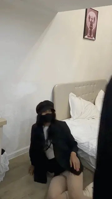 失败的任务之白靴女侦探被杀~多元素剧情片，打肚子+踢裆+连体丝袜+窒息+昏迷+失禁+丝袜全包+捆绑 女侦探今日接到上级指令，潜入这家与犯罪团伙暗中勾结的公司，盗取那枚能钉死老板的关键证据钥匙。为了行动便利，她在OL西装内贴身穿了件黑色连体肉丝，脚踩白色长靴，丝袜紧裹着她修长匀称的身材，将丰满的胸部、纤细的腰肢与翘挺的臀部完美勾勒，行走间隐隐透出诱人光泽。<br><br>她悄然翻找老板抽屉，手指即将触及钥匙时，办公室大门猛然被撞开。得到消息的老板满脸狰狞，眼中燃烧着狂怒的火焰。“你这个该死的女贼！居然敢来我地盘撒野！”他咆哮着扑上前，一把揪住女侦探的胳膊，将她狠狠甩倒在地。<br><br>女侦探惊叫一声，试图爬起反抗，两人瞬间厮打成一团。拳头如铁锤般落下。女侦探被打得连连后退，撞翻桌椅，口中发出痛苦的闷哼。她拼命向门口爬去，老板却从身后一把扯住她的西装外套，怒吼道：“想跑？做梦！”西装被粗暴撕裂，彻底扯落，露出里面凌乱的衬衫与雪白肌肤。<br><br>女侦探尖叫着挣扎：“住手！你会付出代价的！”但老板毫不怜惜，老板的愤怒彻底被欲望点燃，他继续凶残殴打。抬起膝盖，对准女侦探的裆部狠狠踢去。“去死吧！”剧痛如电流般炸开，女侦探弓起身子，发出撕心裂肺的惨叫：“啊——！好痛……不要踢那里……”她双手捂住下体，身体剧烈颤抖。老板狞笑着大手抓向她的胸部，隔着丝袜与内衣肆意揉捏、抓扯，指甲嵌入软肉，同时另一只拳头反复砸向她平坦的小腹。“敢偷老子的东西？老子打死你这个婊子！”<br><br>女侦探疼得满地翻滚，腹部一阵阵抽搐，口中不断哀求：“求求你……停手……我喘不过气了……我错了……”她的脸扭曲变形，白色长靴在地板上胡乱踢蹬，却换来更猛烈的殴打。老板一把勒住她的脖颈，手臂如铁箍般收紧。女侦探的双腿疯狂乱蹬，双手死死抓着他的胳膊，脸庞迅速涨成紫红，舌尖微微吐出，眼睛逐渐翻白，最终全身一软，彻底晕死过去。<br><br>老板喘着粗气，将昏迷的女侦探抱起扔床上。看着她那被撕扯得凌乱却依旧曼妙的身材，他色心彻底爆发，再也无法自控。“这么骚的身体……老子今天要好好玩个够。”他粗暴地脱掉她剩余的外衣，只剩下那件紧贴肌肤的连体肉丝与白色长靴。他双手游走在她身上，从大腿根部缓缓向上抚摸，捏弄着丰满的乳房，掐揉着柔软的腰肢，将她的双腿摆成M型，肆意把玩每一寸被丝袜包裹的敏感部位。<br><br>玩弄片刻后，他拿出一件特制的大型丝袜睡袋，将女侦探柔软的身体整个塞了进去。拉紧拉链后，她彻底变成了一个丝袜抱枕。层层丝袜将她的身材完全束缚，老板将这个“丝袜抱枕”紧紧抱在怀里，双手不断揉捏摆弄，发出满足的低吼。<br><br>正当他沉浸其中时，女侦探缓缓醒转。她发现自己被困在层层丝袜睡袋里，动弹不得，惊恐地疯狂扭动挣扎。“这……这是什么？放我出去！你这个变态王八蛋！”她的声音透过丝袜闷闷传来，身体在睡袋内剧烈蠕动，胸部与臀部不断摩擦着丝袜内壁，发出细微的沙沙声。<br><br>老板冷笑一声，一边继续抚摸把玩，双手在丝袜表面大力揉捏她的胸部、掐她的腰、拍打她湿润的裆部。女侦探不停哭喊挣扎，却只能发出更加诱人的闷哼。玩弄许久后，老板拿起一个厚实枕头，毫不留情地死死按在她脸上。女侦探剧烈扭动，丝袜下的身体疯狂拱起，腿部抽搐不止，渐渐动作越来越弱，再次被闷晕过去。<br><br>老板终于玩够了。他将女侦探从丝袜睡袋中彻底放出，看着她瘫软无力的曼妙肉体，眼中闪过最残忍的光芒。他拿起一根结实的麻绳，绕过她纤细雪白的脖子，狠狠勒紧，然后将绳子另一端挂上天花板的吊钩，慢慢将她吊了起来。<br><br>女侦探猛然惊醒，发现绳索深深嵌入颈部。她双手死命抓住绳子，双腿在胡乱踢蹬。“咳……咳……放……放开我……我……我快死了……”她的声音破碎沙哑，脸庞迅速紫胀，眼睛凸出眼眶，布满血丝。身体剧烈抽搐摆荡<br><br>挣扎越来越激烈，她的连体肉丝完全湿透，大量失禁的尿液从裆部喷涌而出，顺着丝袜包裹的大腿根部哗啦啦流下，在地板上形成一大滩刺鼻的水迹。她的身体在最后几下强烈的痉挛后，四肢彻底垂下，就这样被活活勒死。<br><br>老板松开手，看着吊在面前的美丽尸体，脸上露出极度满足而扭曲的笑容。他走上前，又把玩了一会这具尚带余温的尸体。双手在湿滑的连体肉丝上反复游走，肆意揉捏那不再反抗的丰满乳房、纤细腰肢与冰凉的下体，抬起她的下巴欣赏那紫胀的脸庞与吐出的舌头，将她的头颅与四肢摆弄成各种羞耻姿势，尽情享受这死亡带来的极致快感。（备注：是伪娘哦）
